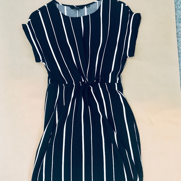 Vero Moda Dresses & Skirts - Vero Moda Tie Waist Shift Dress